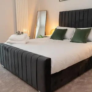 Apartment Lovely 1-bedroom With River & View., London