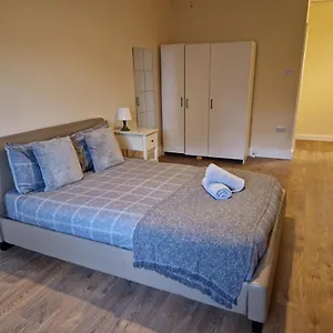  Privatunterkunft Affordable In Shared Flat, Bridge