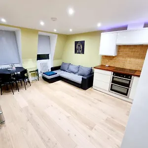 Apartment Stylish With Terrace & Parking, London