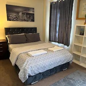 Apartment Amazing And Lovely 2- Bedroom First Floor Flat, London