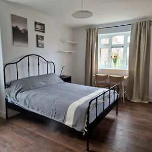 Apartment Ozan's Flat Double Bedroom-1, Sharing Kitchen And Bath, London