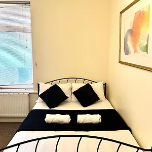 Apartment Aldgate