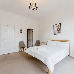 Apartment Spacious Ensuite Near Tourist Attractions, London